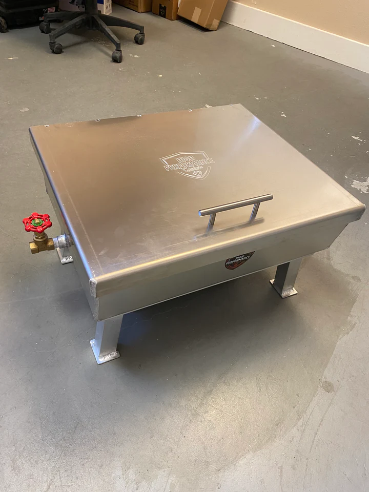 Outdoor steamer with the lid closed